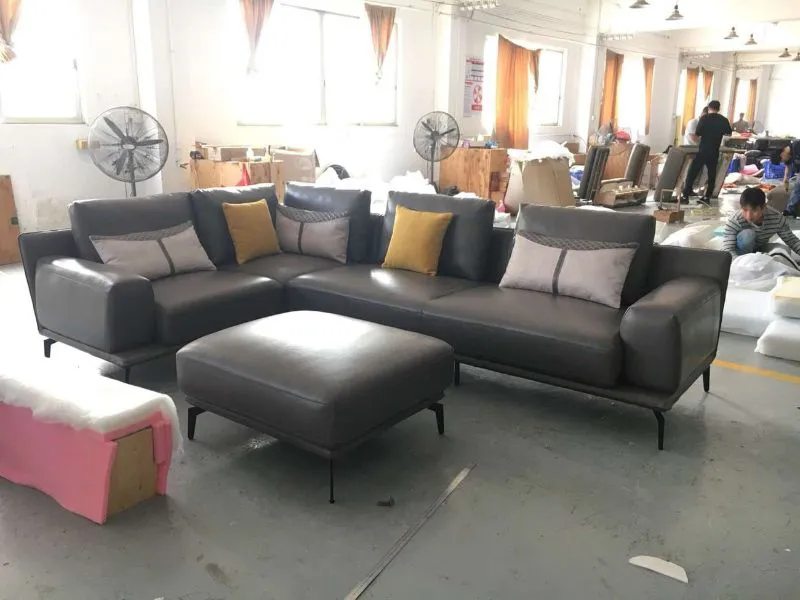 Nhân viên công ty đóng sofa theo yêu cầu